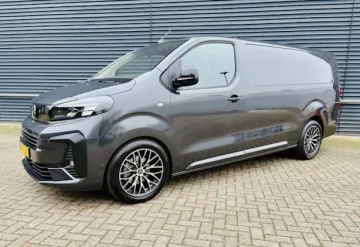 Transportør Varebil Opel Vivaro i Paris Frankrike